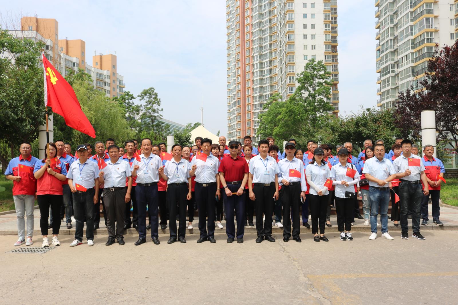 2在时代嘉园观摩合影.JPG