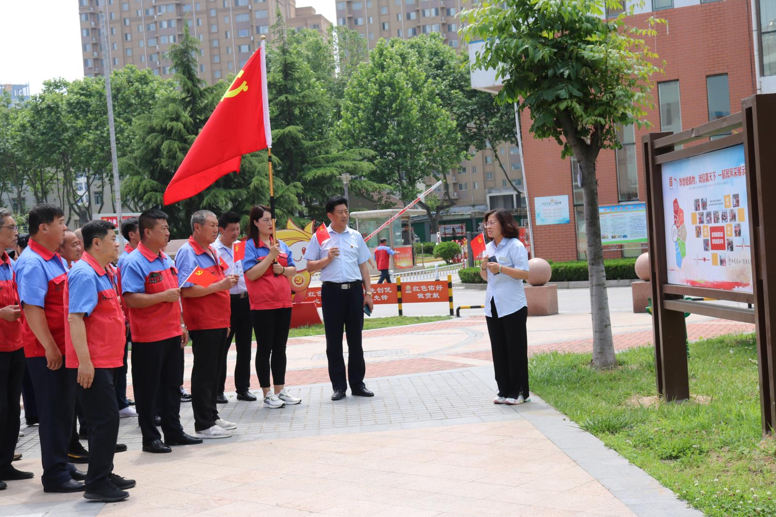 5分公司经理孙晓梅介绍天润城打造红色物业情况.JPG